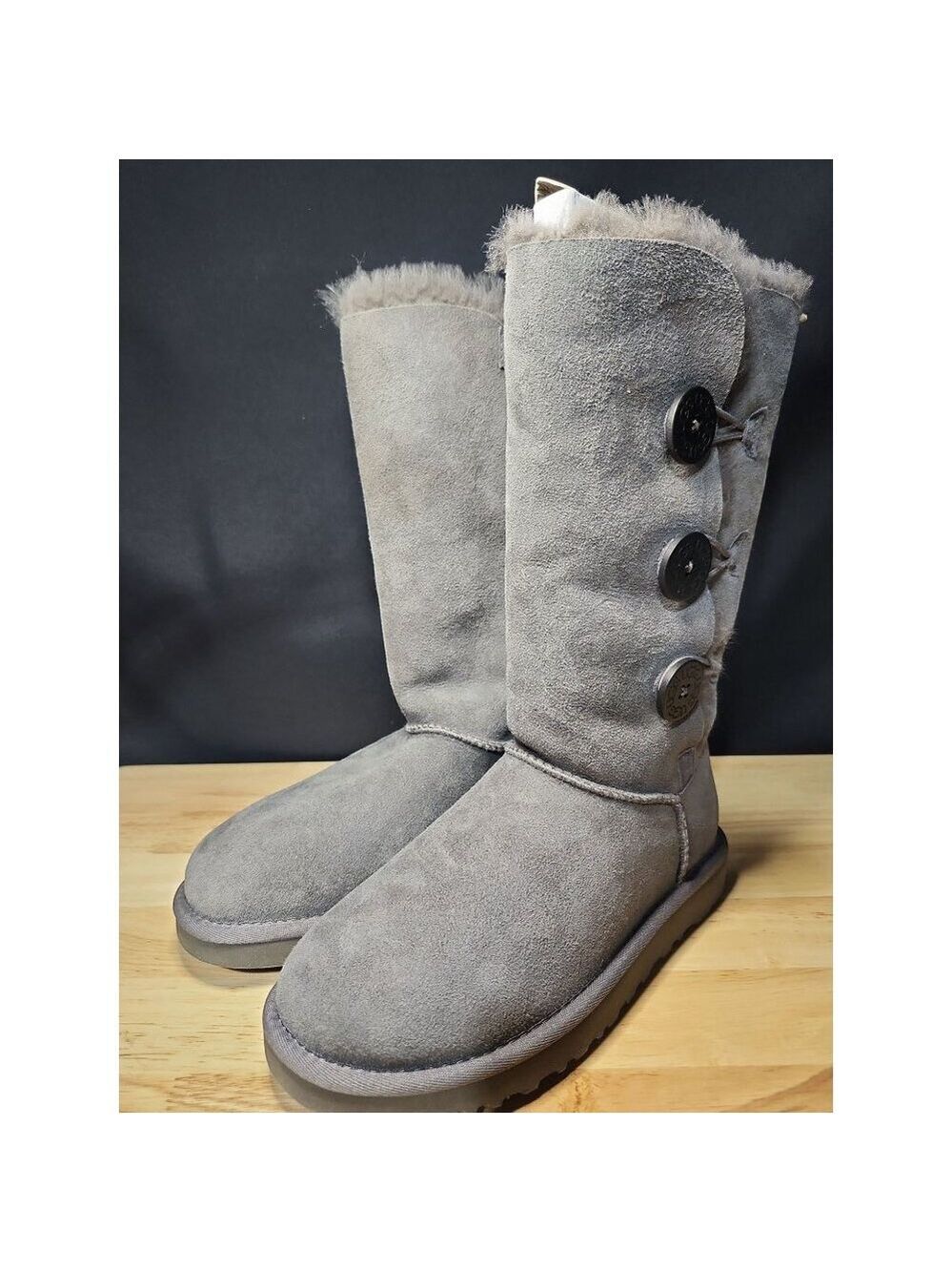 UGG boot w bailey button triplet gray size 5